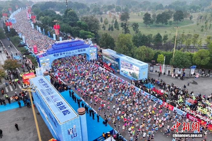 眉山东坡马拉松鸣枪开赛，1.7万名跑者赛道竞逐