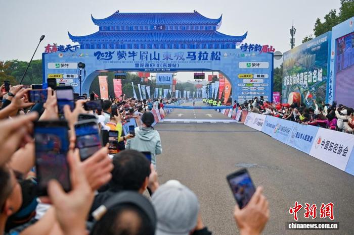眉山东坡马拉松鸣枪开赛，1.7万名跑者赛道竞逐