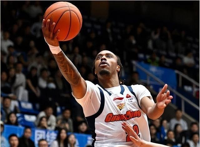 广东宏远裁掉500万水货外援麦考尔，引援补强成