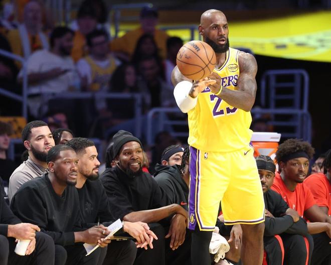 詹姆斯创历史三纪录！湖人掀翻火箭迎开门红