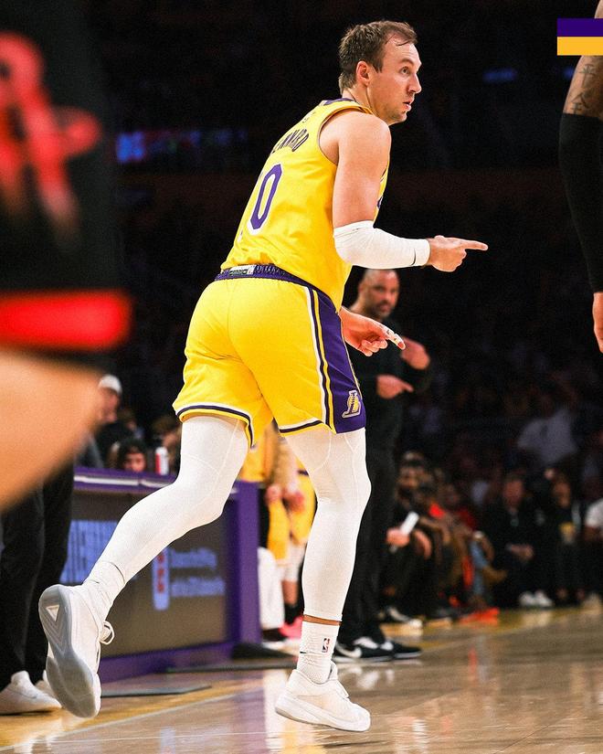 詹姆斯创历史三纪录！湖人掀翻火箭迎开门红